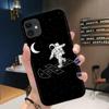 Funda para iPhone 15 con astronauta espacial y pareja cósmica