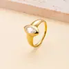 Anillo de acero inoxidable fundido geométrico con incrustaciones de circonita, nuevo, transfronterizo, retro, de lujo ligero, no se decolora, joyería de acero de titanio, fábrica