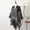 En Stock Chal Capa Tejido Retro Europeo y Americano con Borlas, Abertura y Jacquard para Mujer, Otoño e Invierno, Cálido para Viajes, Producto Nuevo