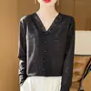 Suéter de encaje para mujer con cuello en V para primavera y verano, base fresca y delgada con hebilla de perla hueca estilo francés, moda de interior