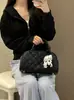 Bolso de mano de otoño e invierno estilo universitario para mujer, nuevo modelo 2026, bolso pequeño inspirado en Chanel con patrón de rombos bordados, bolso tipo bowling pequeño