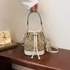 Suministro Directo de Fábrica Gafas de Lectura Bolsa Cubo de Agua Cierre de Cordón Colgante de Osito Pequeño Bolso de Mano Bolso Versátil para Hombro Bolso Cruzado Bolso de Mujer Venta al por Mayor