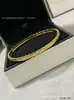 Pulseira V dourada de alta qualidade com padrão de diamante para mulheres, versões estreita e larga, gravação de precisão CNC, pulseira de luxo leve estilo Chanel, atacado do fabricante e entrega direta