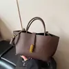 Bolso de Hombro Tipo Cubo de Textura de Alta Gama para Mujer Moda Nueva Invierno 2025 Bolso Cruzado Versátil Retro
