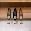 Zapatos de vestir planos de nuevo estilo 2026 con puntera fina, aumento interior de 20 mm, diseño adelgazante de punta cuadrada, modernos adornos metálicos de otoño