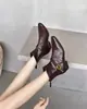 Primeiro Encontro Temporada Botas Curtas Moda Feminina Botas Salto Baixo Salto Bloco 2026 Inverno Novo Estilo Marrom Bico Quadrado Fivela Estiloso Fashion