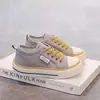Tênis de lona infantil em cores doces, sapatilhas slip-on para meninas, novos tênis de verão 2026 para meninos, sapatos casuais infantis de sola macia
