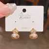 2026 Novos Brincos Pequenos de Pérola Vazados Estilo Retrô Agulha de Prata para Mulheres Doce Moda Versátil Toque de Luxo Brincos de Pino