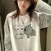 Camiseta Versátil Manga Longa Estampada Cartoon Divertida Gola Redonda Listras Raglan para Mulheres Primavera e Outono Fina Solta Camada Base Ins