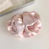 Presilha Banana Plissada em Cetim Estilo Francês para Mulheres, Presilha Torção de Cabelo para a Nuca, Novo Modelo 2026, Elegante Acessório de Cabelo Vertical