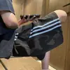 Shorts Esportivos Casuais com Design de Três Listras Secagem Rápida Calças Masculinas Verão Novo Modelagem Solta Calças de Cinco Pontos Calças de Moletom Estilo Americano