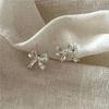 Pendientes de plata de ley S925 con forma de lazo, sencillos, con diseño de nicho para mujer, joyería de moda avanzada, elegantes pendientes de celebridades de Internet.