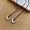Collar con colgante ovalado de metal estilo Minute de otoño e invierno, diseño de nicho para mujer, cadena larga de lana de cuerda negra de alta calidad.