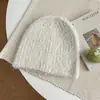 Gorro de punto de color liso estilo coreano con patrón circular, holgado, cálido y perfecto para otoño e invierno. Tiene un estilo relajado, moderno y versátil, lo que la convierte en un gorro de punto simple y cálido.