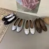 Novos Estilos de Sapatos Mary Jane Primavera e Verão 2026, Sapatilhas Retro com Bico Redondo e Estampa de Leopardo, Sapatos Baixos Fáceis de Calçar para Mulheres