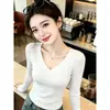 Esta nueva y elegante camisa básica de diseño para otoño e invierno es estilizada y favorecedora, con cuello en V de color liso y mangas largas, un top de punto para mujer
