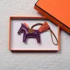 Colgante de Poni de Cuero Genuino Llavero de Cuero Hecho a Mano Piel de Oveja Poni Decoración para Asa de Bolso de Moda Venta al por Mayor