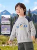 Moletom com Capuz Redondo Europeu para Meninos Outono 2026 Nova Roupa Infantil Crianças Bebê Criança Pequena Estilo Primavera Outono Top Masculino Tendência