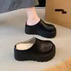 Chinelos Baotou Femininos para Uso Externo 2026 Outono/Inverno Novo Estilo Sapatos Mule Preguiçosos de Solado Grosso Aumentadores de Altura para Pessoas Baixas Sapatos Individuais Birkenstock