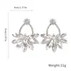 Pendientes de botón con colgante de flor de aguja de plata europea y americana incrustados con diamantes, moda versátil para el trabajo, pendientes de lujo ligero, accesorios de pendientes de alta gama para mujer
