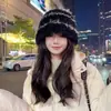 Promoção de Chapéus de Inverno para Mulheres, Estilo Coreano, Grossos e Quentes, Chapéus Bucket Versáteis Que Fazem o Rosto Parecer Menor, Adequados para Barracas de Feiras Noturnas