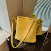 2026 Nuevo Bolso Cubo Tejido Bolso de Hombro Versátil Moda Bolso Cruzado de Gran Capacidad para Uso Diario Casual