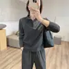 Conjunto casual gris moderno y ligero de estilo coreano, con una sudadera cepillada doble, tacto suave, efecto adelgazante y textura de palillo, y pantalones de pierna ancha