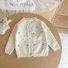 Cardigã de tricô com gola redonda e detalhes em renda estilo coreano para bebês meninas, peça de outer wear para primavera e outono, jaqueta suéter floral colorida em estoque