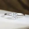 Anel de Diamante de Seis Garras para Mulheres, Moissanita de Um Quilate Banhado a Ouro 18K Diamante Único Incrustado Anel de Proposta Suporte Alto V Ouro Não Desbota Anel de Casal