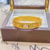 Tienda de oro con nuevo brazalete de color esmalte chino para mujer, brazalete con hebilla de estilo retro de corte, joyería hueca de seda