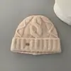 Gorro de punto estilo coreano con patrón texturizado, versátil y elegante, colección de invierno 2026, diseñado para mantener abrigadas a las mujeres, proteger sus orejas y hacer que sus rostros parezcan más pequeños