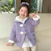 Casaco de Lã Roxo Estilo Coreano com Forro de Veludo para Meninas Outono/Inverno 2026 Novo Estilo Moda Infantil Estiloso Top para Menininha