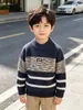 Roupas Infantis Suéteres para Meninos 2026 Outono e Inverno Novo Estilo Tricô Jacquard Listrado Infantil Gola Alta Meia Tops Atacado