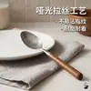 ¡Guau, esta cuchara de acero inoxidable 304 con mango de madera de nogal es perfecta para servir sopa y sacar arroz!. El mango de madera maciza proporciona un agarre cómodo y una excelente aislamiento térmico