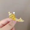 Broche de Carpa Dorada Corsage Exquisito de Alta Gama para Mujer Nuevo 2025 Pin de Traje de Lujo Joyería de Regalo para Vacaciones