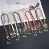 Lujoso Lanyard Pequeño de Cuero Estilo Chanel para Teléfono con Cadena Metálica, Accesorio de Bolso de Cadena Tejida, Pulsera Corta de Mano Estilo Diosa