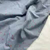 Tela de Mezclilla Lavada con Sal con Estampado Floral de Rosas Pequeñas para Ropa, Vestidos y Bolsos, Mismo Estilo que el de Lucy