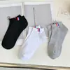 Meias Curtas Caneladas Verticais de Primavera e Verão, Meias Clássicas Pretas, Brancas e Cinzas para o Tornozelo, Meias Esportivas Versáteis Masculinas com Etiqueta Tecida de Três Cores