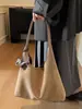 Bolso de axila nuevo para el día a día 2025 con textura simple, bolso de un solo hombro, bolso tipo cubo simple, bolso tote esmerilado para mujer