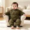 Conjunto de Duas Peças de Jaqueta e Calça de Algodão Acolchoado Estilo Coreano Simples de Inverno para Bebês Meninos e Meninas, Conjunto com Pelúcia e Acolchoado de Algodão, Roupa de Fora para Bebês