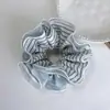 Scrunchie Listrado Retro Estilo College Fino e Elegante para Início da Primavera Rabo de Cavalo Baixo ou Coque, Prendedor de Cabelo de Alta Qualidade