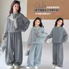 Conjunto de Moletom com Gola Alta para Meninas Outono 2026 Novo Estilo Crianças Médias e Grandes Xale Listrado Conjunto de Três Peças Macio e Estiloso Crianças Grandes