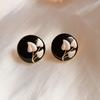 Brincos Elegantes Estilo Francês Vintage em Esmalte Floral Preto e Branco com Pino de Prata 925, Broche Antigo, Brincos Estilo Retrô
