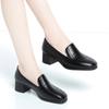 Zapatos de madre de cuero suave, suela suave, cómodos, para mujeres de mediana edad y mayores, novedad primavera 2023, zapatos de una sola capa con boca profunda, zapatos de cuero negro de tacón medio