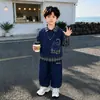Conjunto de tres piezas de gatito con estampado de dibujos animados para niños, primavera y otoño, nueva colección de otoño 2026, moderno y genial, ropa de moda