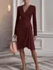 2025 Estilo Nuevo Europeo y Americano Sexy Adelgazante Look Color Puro Falda de Cadera Vestido de Manga Larga con Diseño V Plisado para Mujer