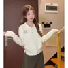 Suéter de punto de estilo británico a la moda con cuello polo para mujer, top interior bordado de nicho vintage para otoño e invierno, capa base de manga larga