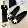 Sapatilhas estilo tweed com padrão de losangos, visual jovial, bico redondo, abertura rasa, detalhe de laço, salto baixo e um design de inspiração francesa que combina com tudo