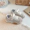 Tênis de Treino Alemão Infantil Color Block Retrô Estilo Outono 2026 Meninos Velcro Solado Macio Antiderrapante Calçados Infantis Tênis Esportivo para Meninas