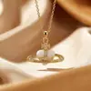Colar Saturno Popular Europeu e Americano de Cobre com Zircônia e Óleo Gotejado para Mulheres, Joia Versátil Elegante de Corrente para Clavícula de Luxo Leve de Nicho